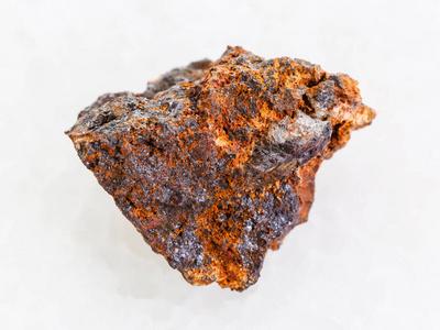 粗赤铁矿 (铁矿石) 石头在白色大理石照片